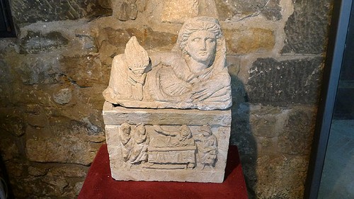 castellina-etruscan-urn1